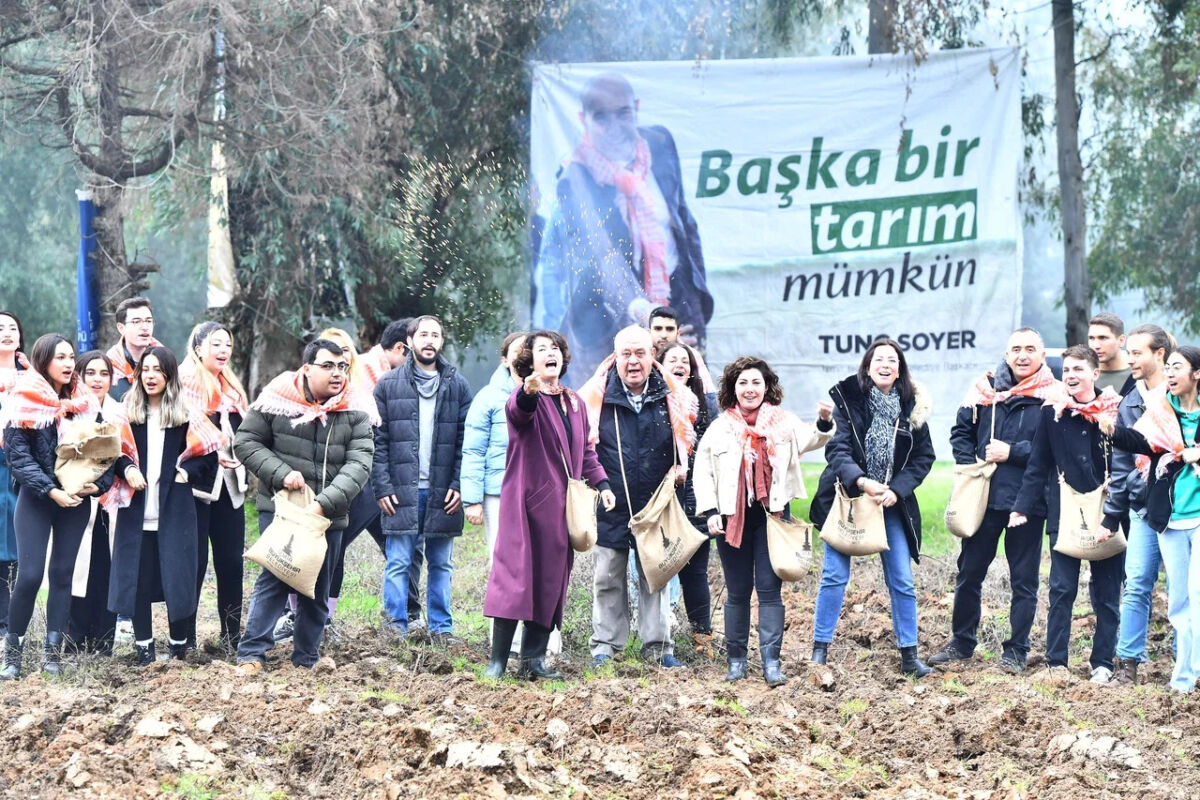 İzmir Büyükşehir Belediye Başkanı Tunç Soyer’in Seferihisar’da bir avuç tohumla