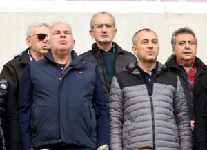 Son iki maçında 5 puan kaybederek zirvenin 7 puan gerisine