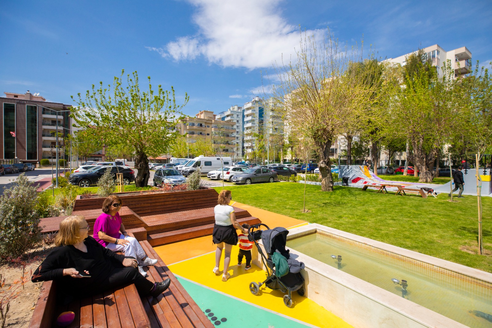 Karşıyakalıların nefes alacağı yeni park alanları oluşturulurken, mevcut parklar da