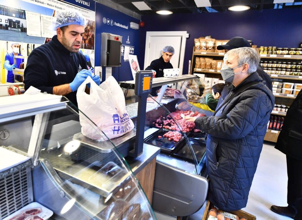 İzmirliler ucuz ve kaliteli et için Halkın Kasabı'na koşuyor: Günlük 5 ton et satışı