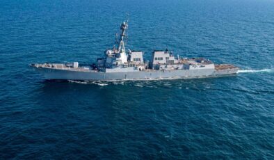 Kızıldeniz’de konteyner gemisine füzeli saldırı: ABD savaş gemisi yardıma gitti