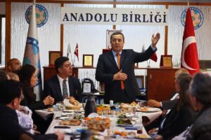 Anadolu Birliğini ziyaret eden Başkan Batur, dernek yönetimi ve üyelerinden