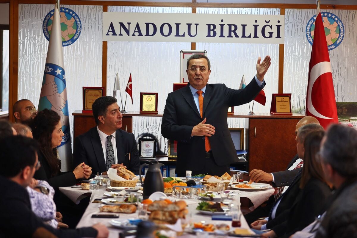 Anadolu Birliğini ziyaret eden Başkan Batur, dernek yönetimi ve üyelerinden