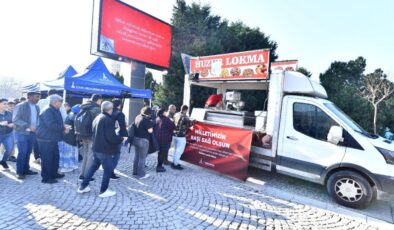 İzmir Büyükşehir Belediyesi, 12 şehit için lokma ve helva dağıttı