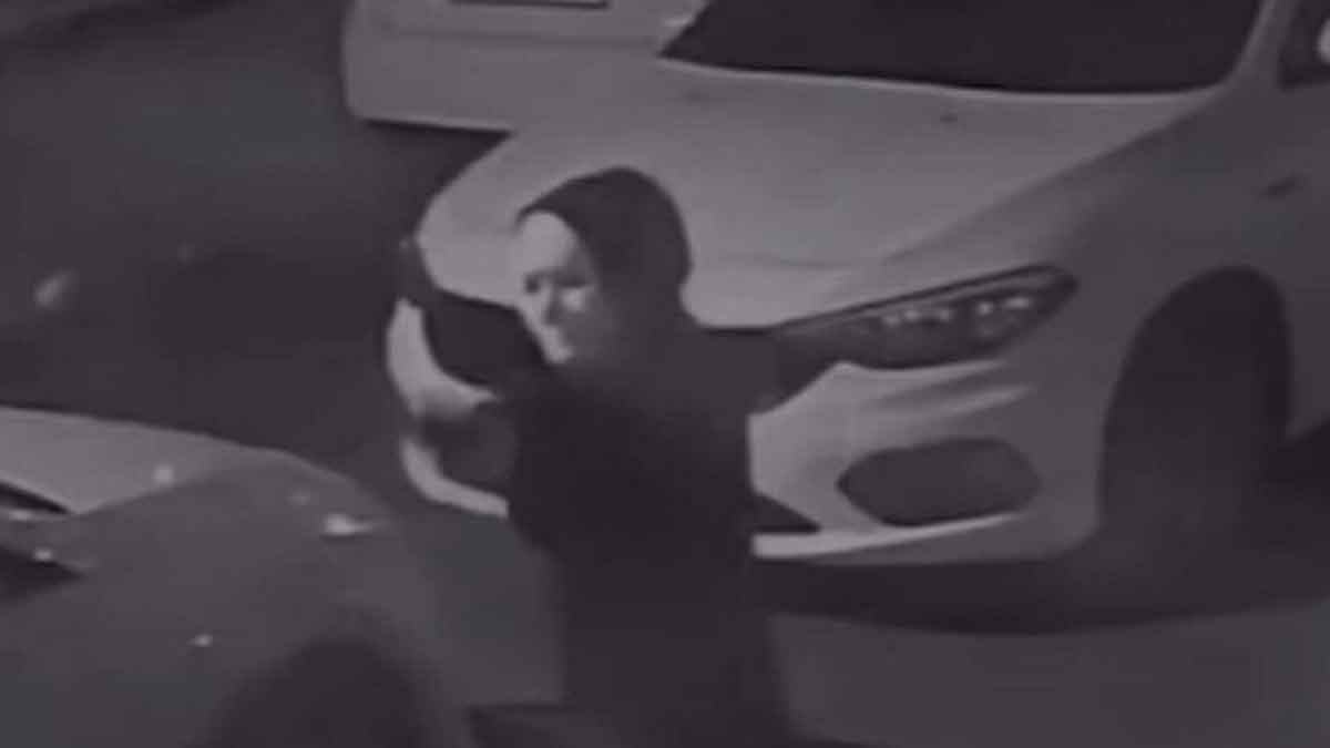 İzmir’in Gaziemir ilçesinde yüzü maskeli kadın şüpheli, alacak yüzünden aralarında