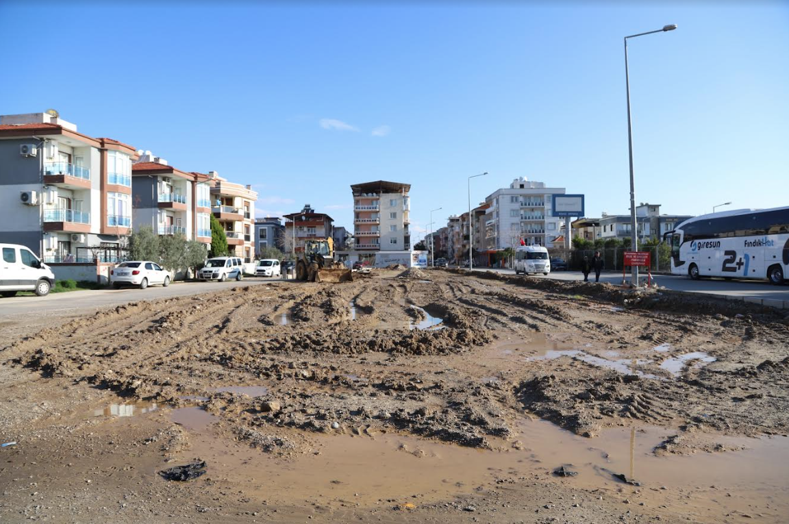 Menderes’de yeşil alan düzenlemeleri devam ediyor Menderes Belediyesi Park ve Bahçeler Müdürlüğü tarafından sürdürülen çalışmalar kapsamında