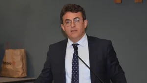 Bergama’dan belediye başkan aday adayı olmak için görevinden istifa eden