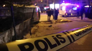 İzmir’in Konak ilçesinde husumetli iki grup arasında çıkan kavgada demir çubukla