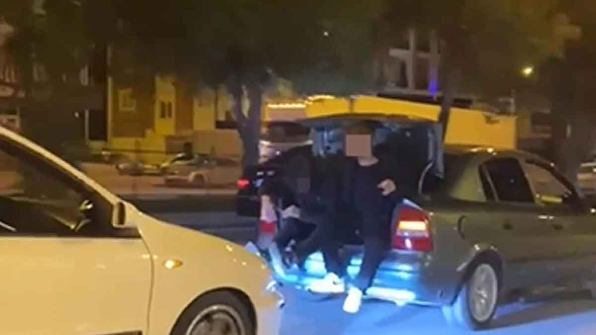 Denizli’de, 2 kişinin otomobilin bagajında bacaklarını sarkıttığı yolculuğun görüntüleri sosyal