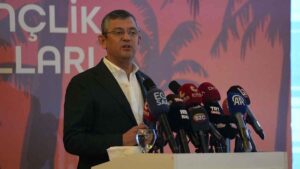 CHP Genel Başkanı Özgür Özel, Manisa’daki programı kapsamında gençlik kolları başkanları