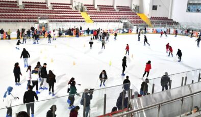 İzmir’de kadın-öğrenci ve engellilere ücretsiz buz pateni eğitimi: Profesyonel öğretmenler ders verecek
