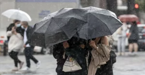 Meteoroloji’den edinilen bilgilere göre, İzmir’in bugün öğle saatlerinde sağanak yağış