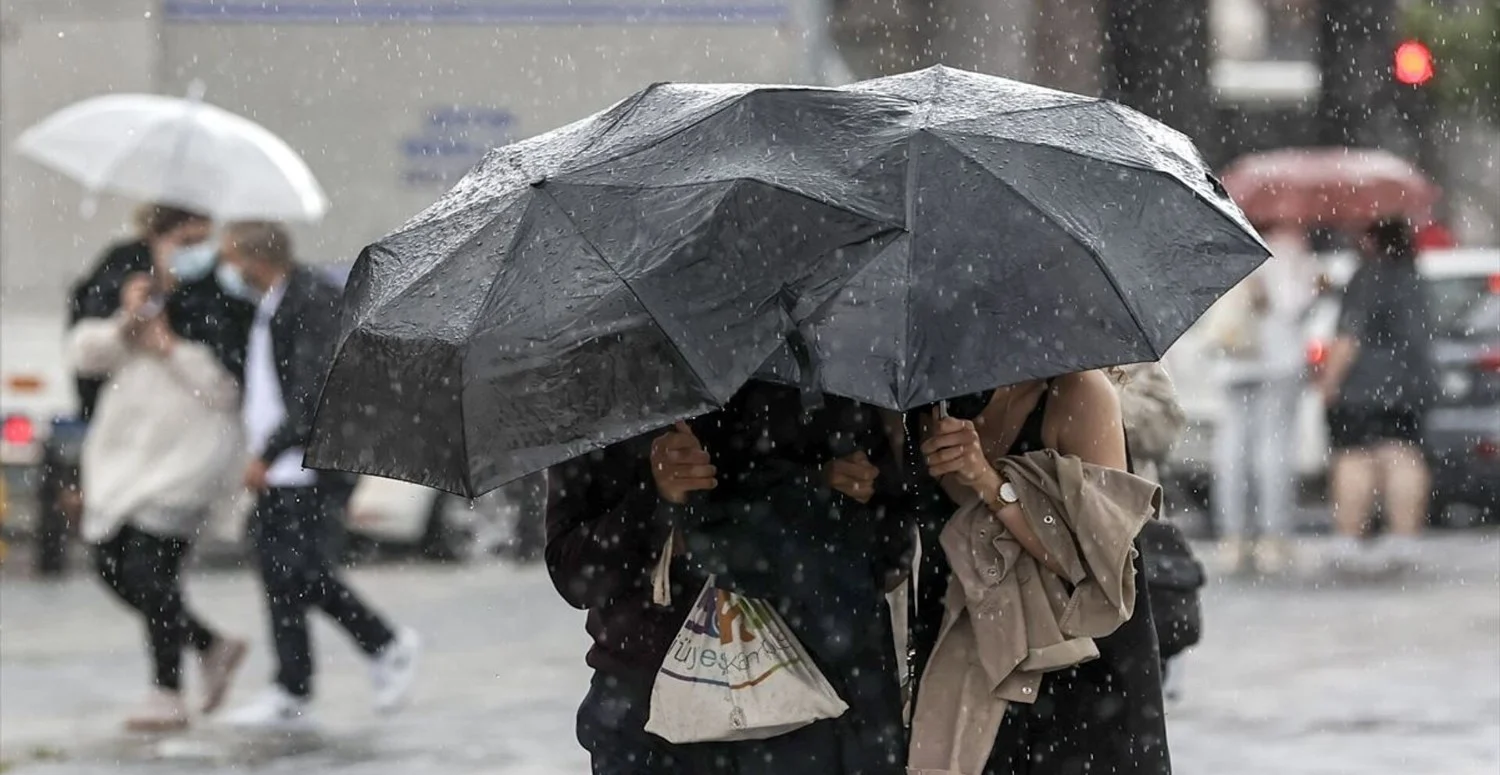 Meteoroloji’den edinilen bilgilere göre, İzmir’in bugün öğle saatlerinde sağanak yağış