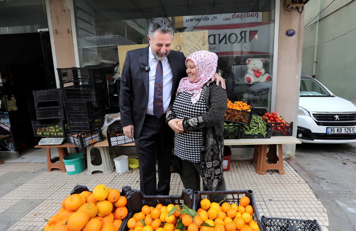 Bayraklı Belediye Başkanı Serdar Sandal, Gümüşpala ve Nafiz Gürman’da esnaf
