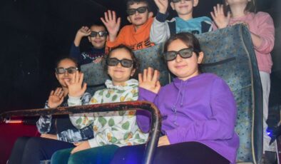 İzmir’de çocuklar 12D sinema keyfi yaşıyor