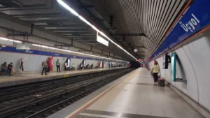 İzmir Metro’da panik yaşandı. Yürüyen merdivenin bir anda ters yönde