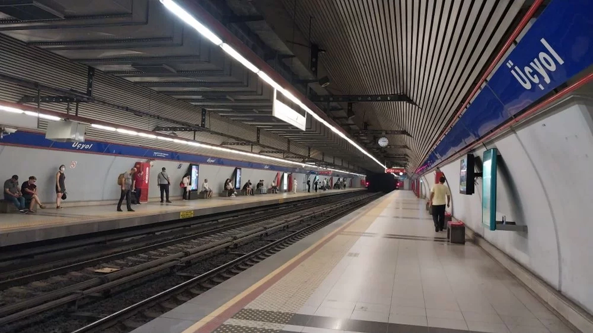 İzmir Metro’da panik yaşandı. Yürüyen merdivenin bir anda ters yönde