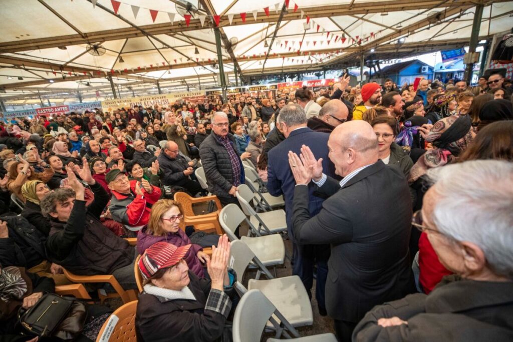 Başkan Soyer Karşıyaka Karadeniz Şenliği'nde: Yurttaşlarla horon oynadı