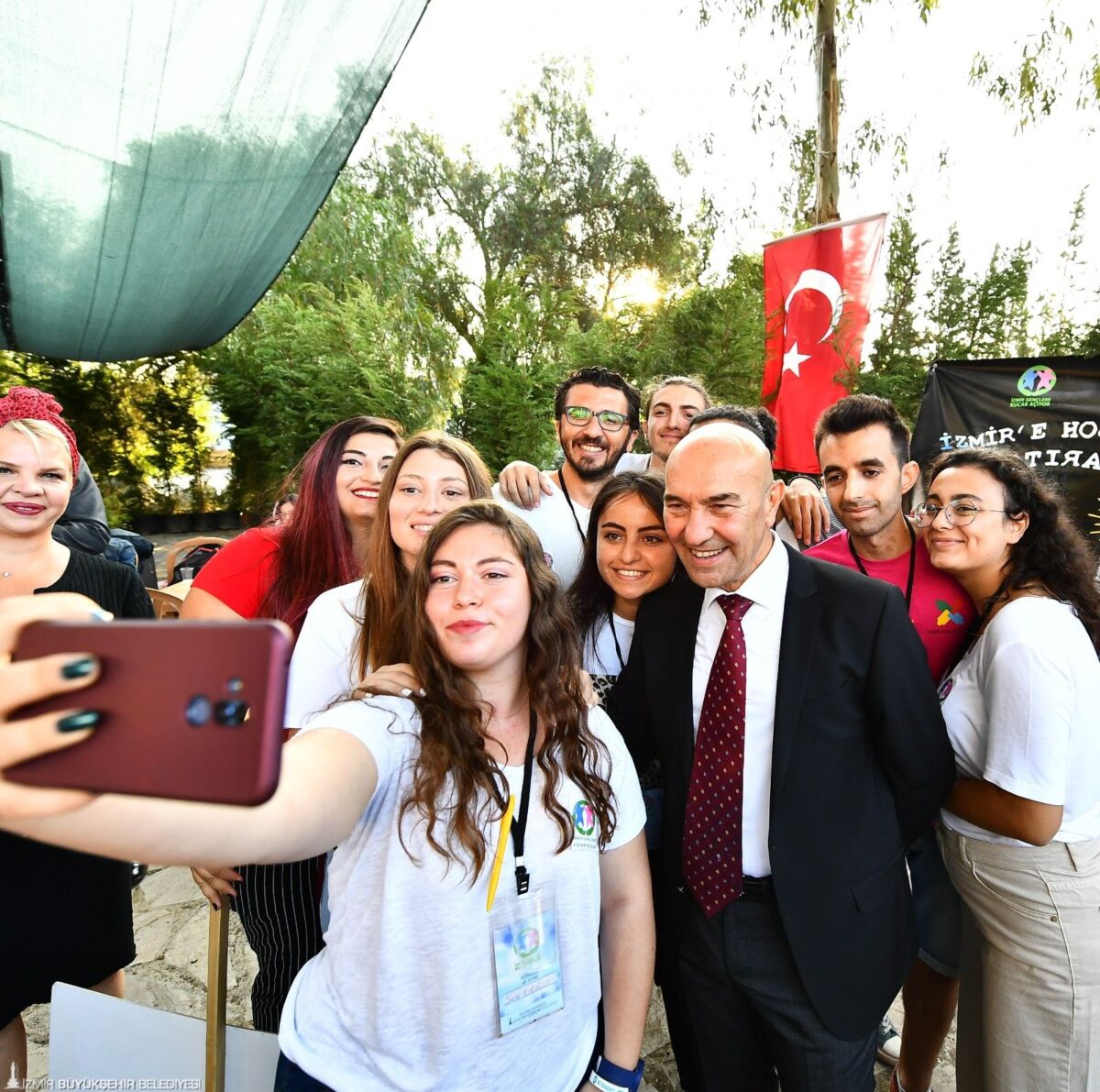 İzmir Büyükşehir Belediyesi’nin ekonomik kriz ortamında üniversite öğrencilerine verdiği Üniversite