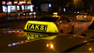 İzmir’in Bayraklı ilçesinde, göçmen kaçakçılığı yaptığı tespit edilen iki taksi