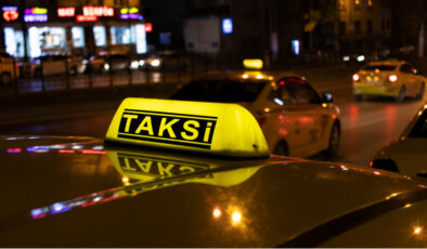 İzmir’de taksi ile göçmen kaçakçılığına suçüstü 