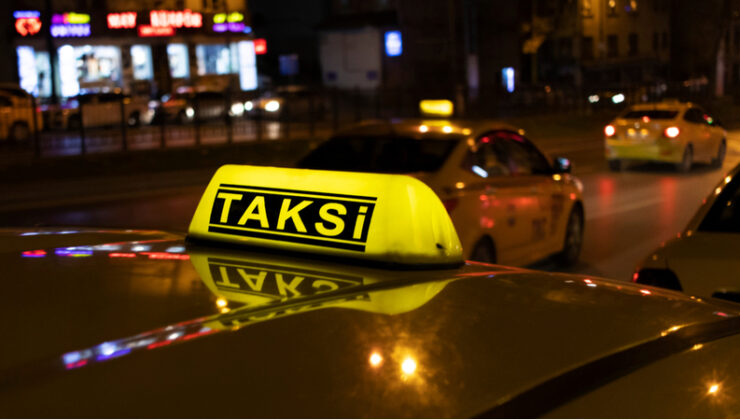 İzmir’de taksi ile göçmen kaçakçılığına suçüstü 
