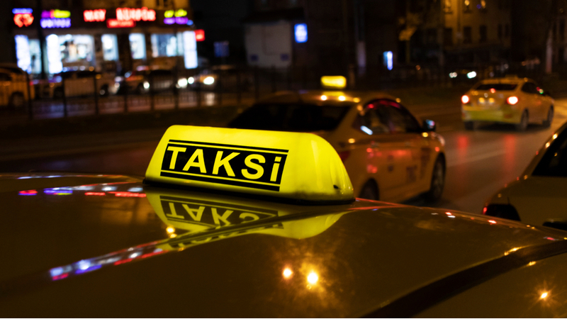 İzmir’in Bayraklı ilçesinde, göçmen kaçakçılığı yaptığı tespit edilen iki taksi