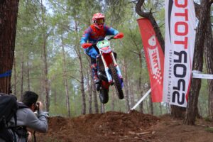 Antalya’nın Kemer ilçesinde 74 sporcunun katılımıyla düzenlenen Türkiye Enduro ve