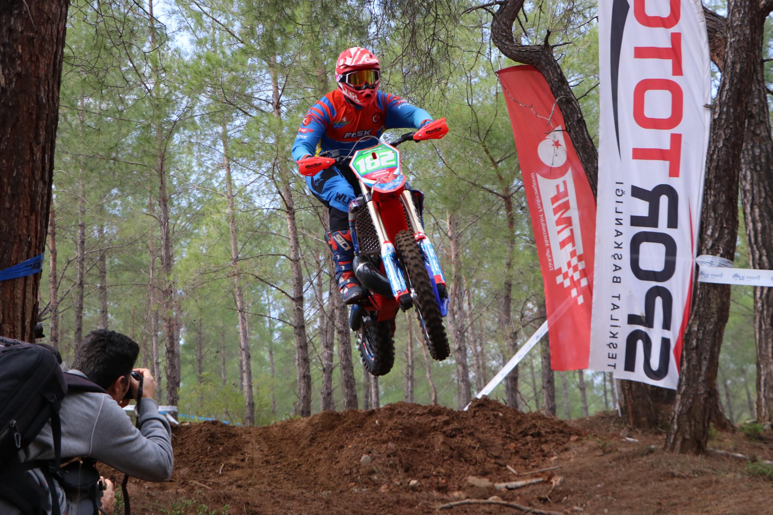 Antalya’nın Kemer ilçesinde 74 sporcunun katılımıyla düzenlenen Türkiye Enduro ve