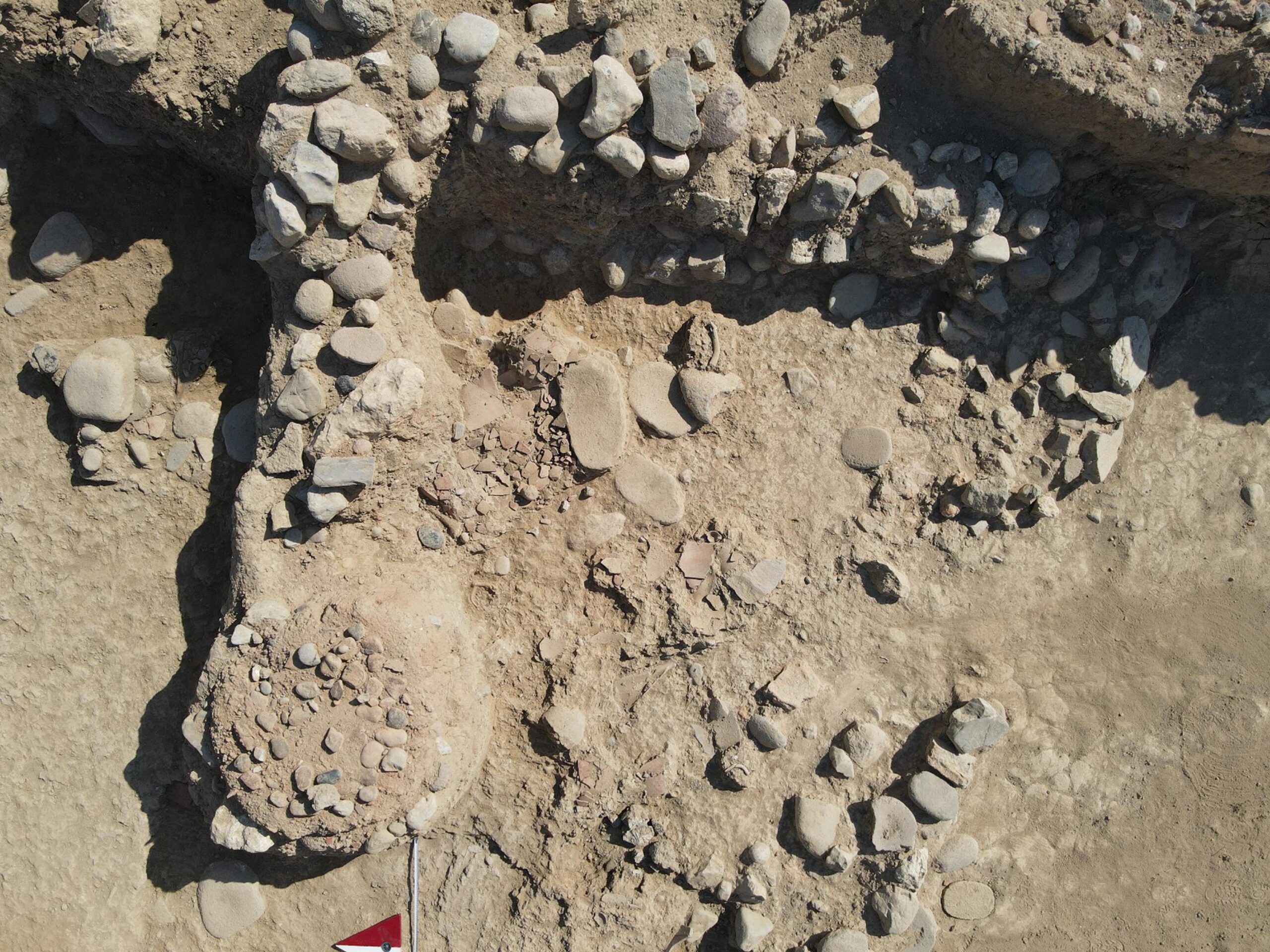 İzmir’in Bornova ilçesinde kazı çalışmalarının sürdüğü Yeşilova Höyüğü’nde, İzmirlilerin köy
