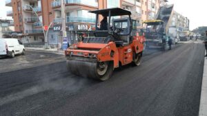 Menderes Belediyesi’nin ilçe merkezinde başlattığı yol yapım çalışmaları yoğun şekilde
