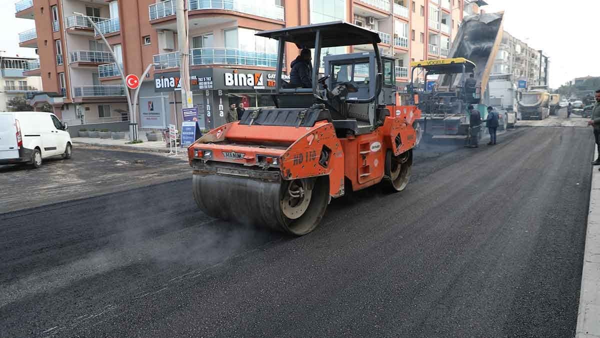 Menderes Belediyesi’nin ilçe merkezinde başlattığı yol yapım çalışmaları yoğun şekilde