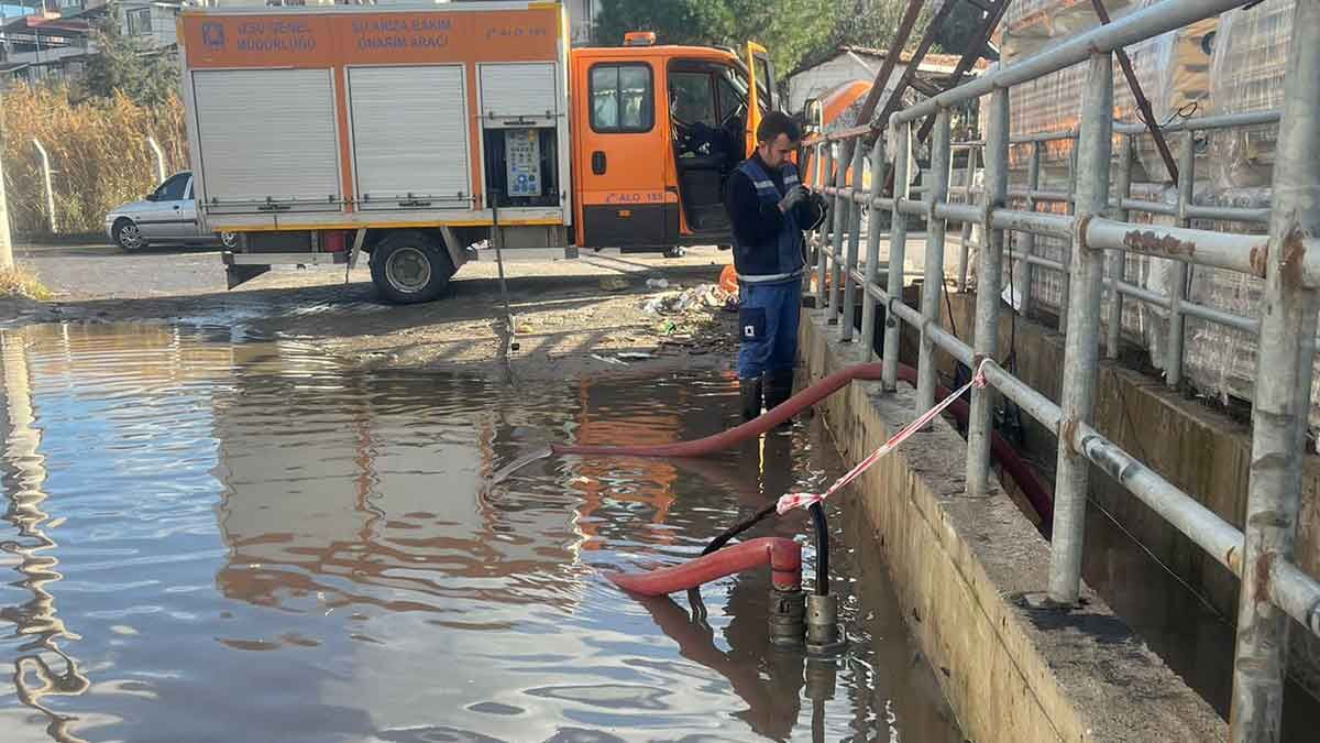 İzmir, günün ilk saatlerinden itibaren sağanak yağışın etkisi altında kaldı.