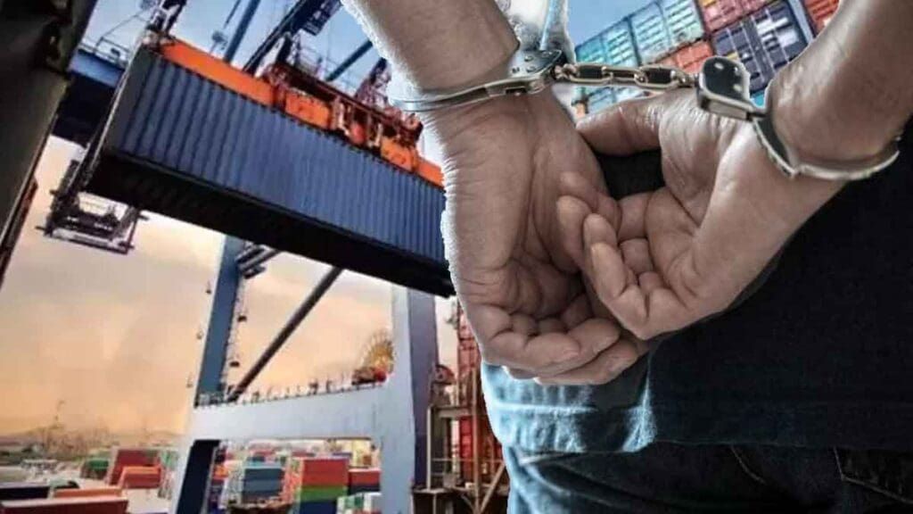 İzmir’deki 4'ü gümrük memuru, 6 kişinin tutuklandığı operasyonun detayları ortaya çıktı