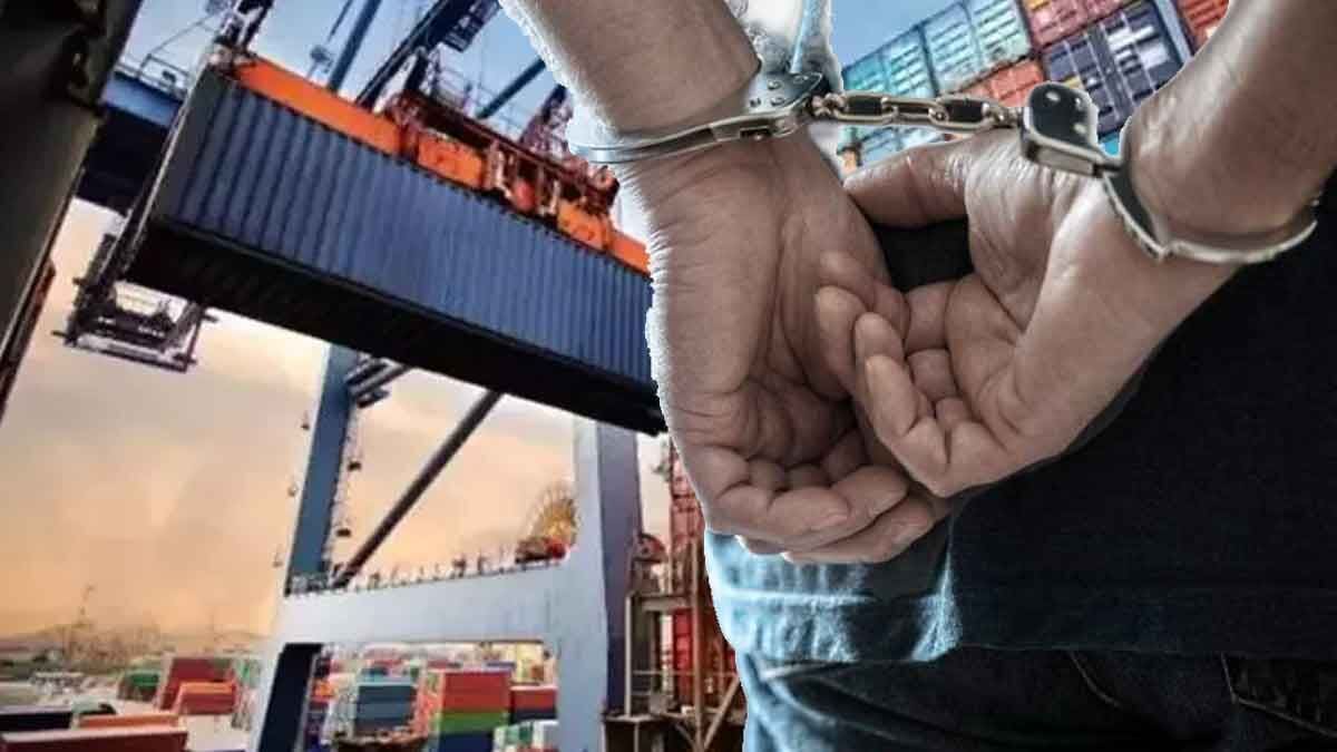 Çeşme ilçesindeki operasyonda, suç gelirlerini aklama suçlamasıyla gözaltına alınan 4