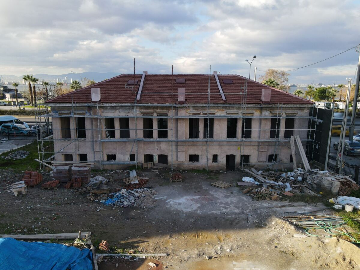 Bayraklı Belediyesi, ana hizmet binası bahçesinde yer alan tarihi üçüz