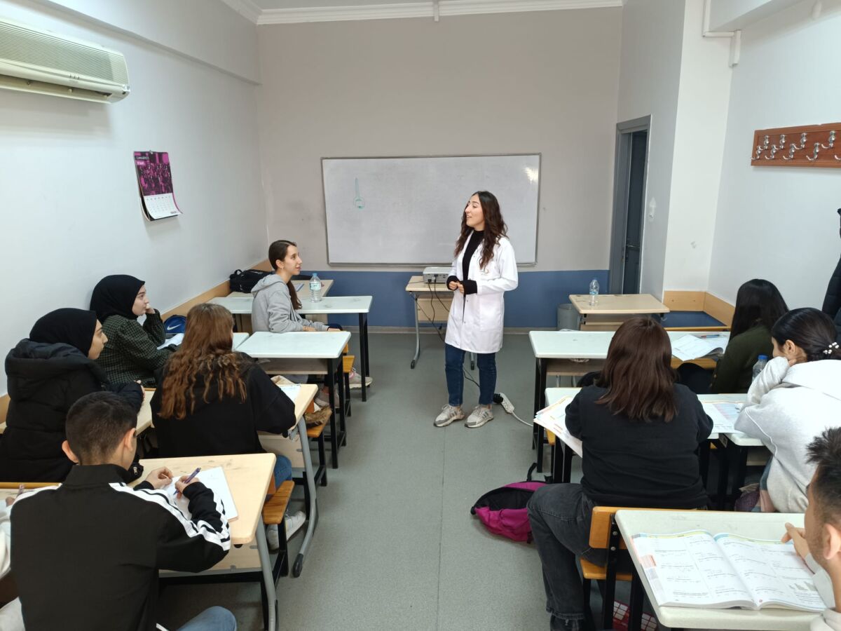 Bayraklı Belediyesi Sosyal Etkinlik Merkezi’nde ücretsiz sınavlara hazırlanan 8 ve