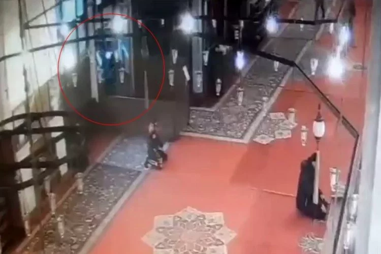 İstanbul Fatih Camii’nde slogan atarak huzursuzluk çıkaran ve kendisini uyaran