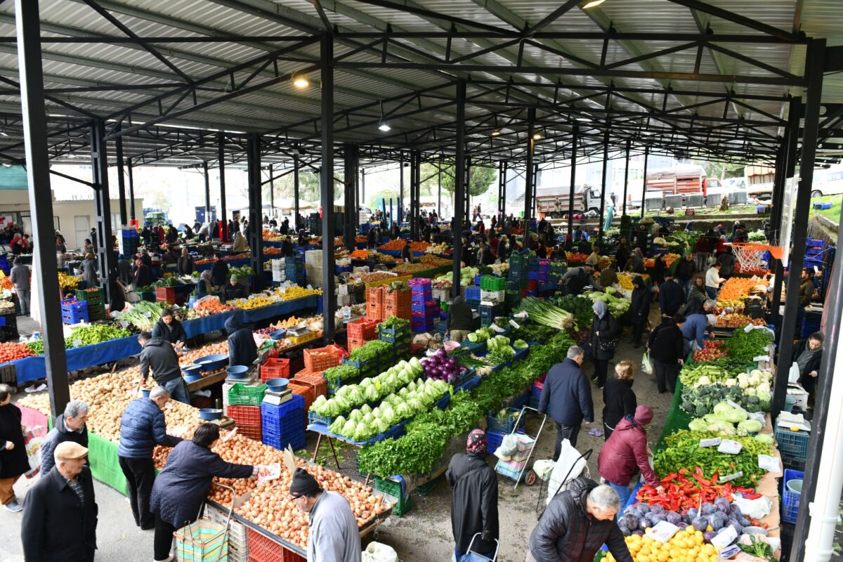Çiğli Belediyesi, yenileme çalışmalarını tamamladığı Evka 5 Pazar Yeri ve