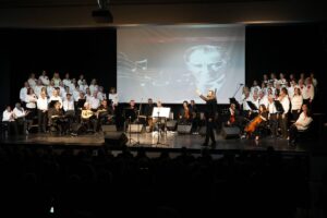 Gaziemir Belediyesi Türk Sanat Müziği Korosu üyeleri, müzik eğitimleri sayesinde