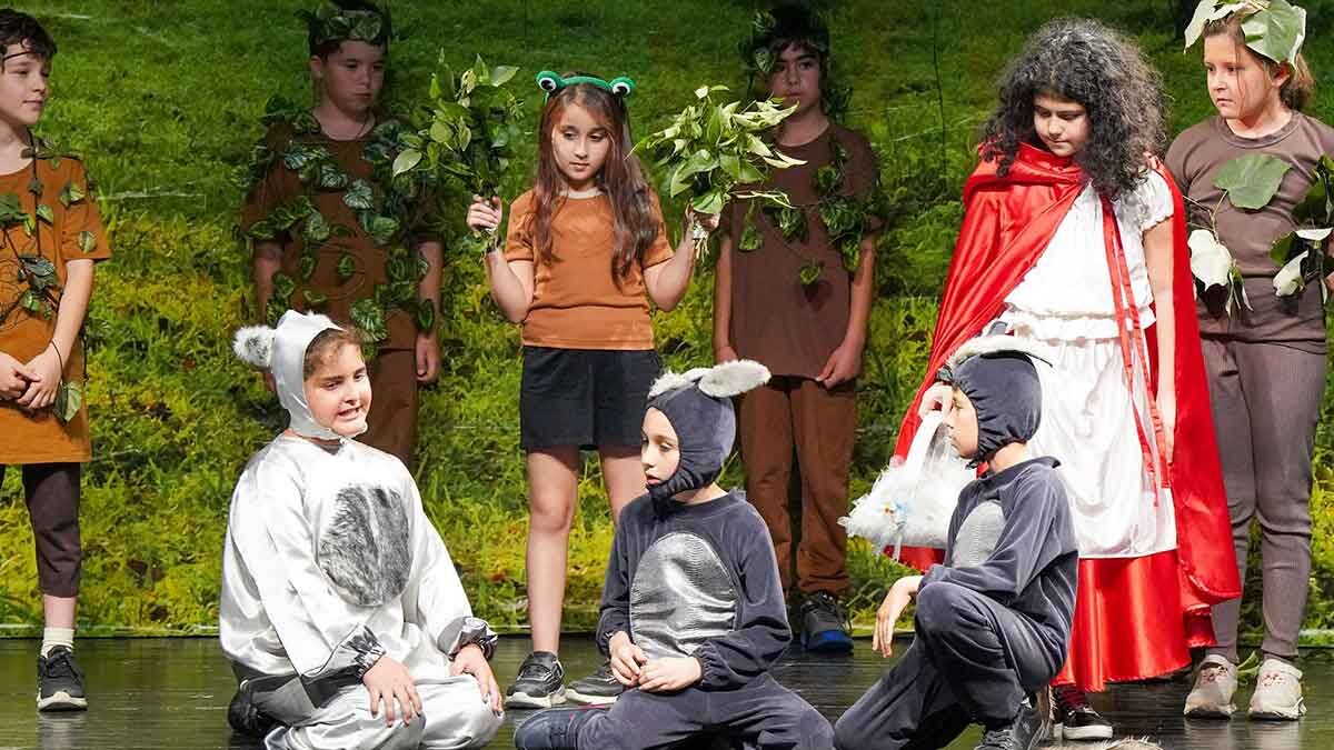Gaziemir Belediyesi’nin düzenlediği tiyatro kursuna katılan çocuklar, bu kurs sayesinde
