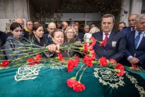 Bir süredir yoğun bakımda verdiği yaşam savaşını kaybeden Konak Belediyesi
