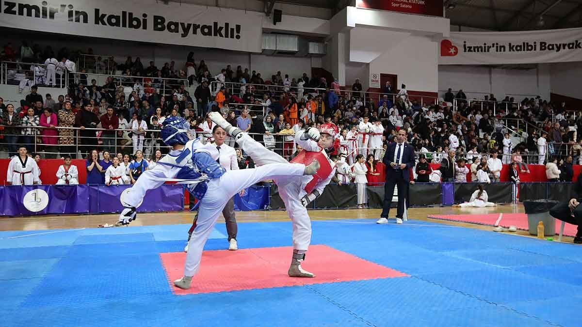 Bayraklı Belediyesi, 23 farklı branşta 25 bin sporcuya spor kurslarıyla