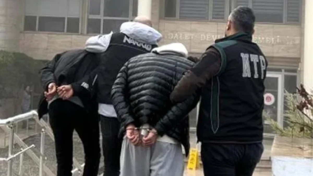 Kemalpaşa ilçesinde gerçekleşen bir polis operasyonunda, uyuşturucu ticareti yaptığı şüphelenilen