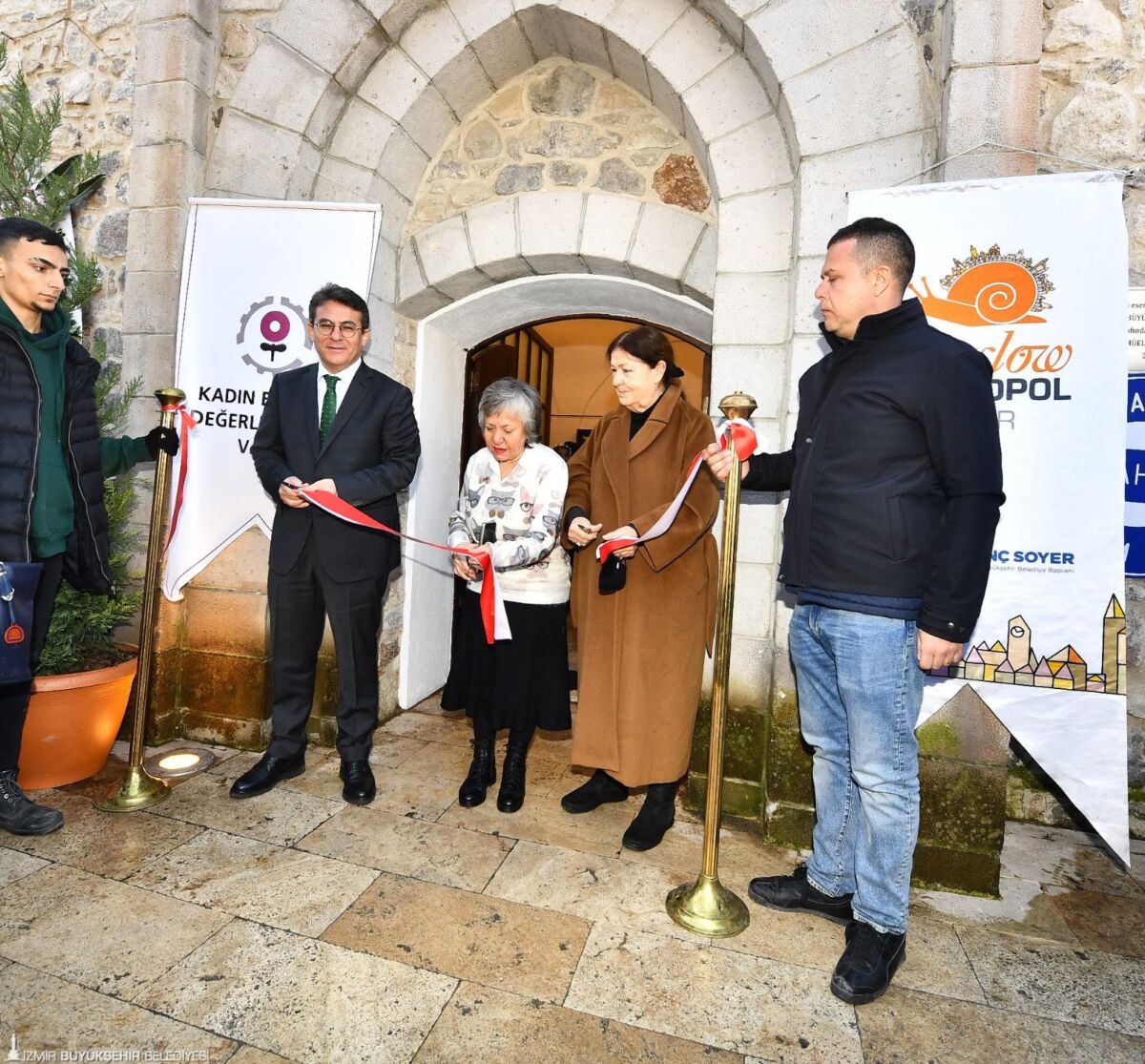 İzmir Büyükşehir Belediyesi tarafından yenilenen tarihi Namazgâh Hamamı, bölgenin ihtiyacını
