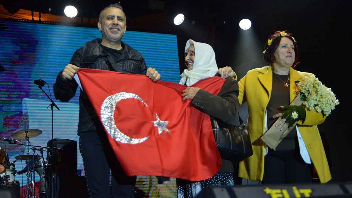 Sanatçı Haluk Levent, İzmir Karaburun’da 6. Karaburun Nergis Festivali’nde sahne