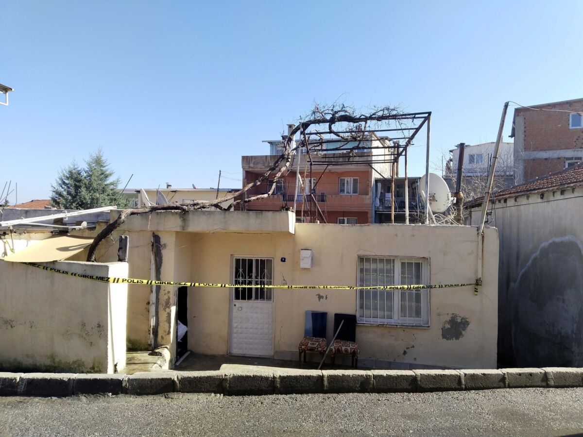 İzmir’in Karabağlar ilçesinde, Suzan E.’yi (34) bıçakla ağır yaralayıp, kızı