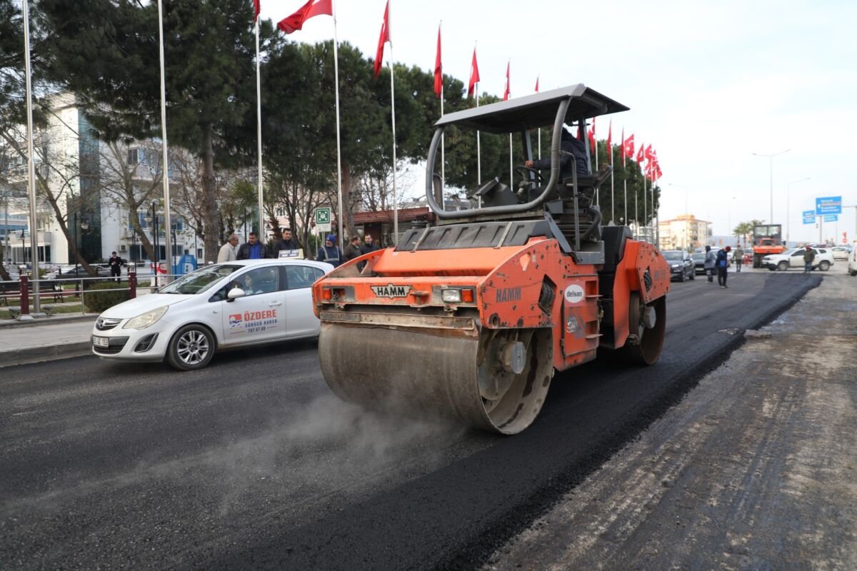 Menderes Belediyesi tarafından ilçe merkezinde yer alan ana caddede asfaltlama