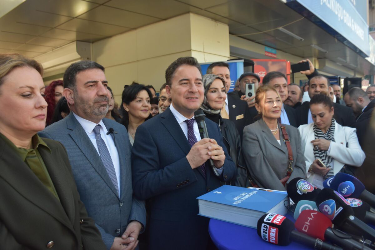 DEVA Partisi Genel Başkanı Ali Babacan, İzmir’de gerçekleştirdiği açılışlarda, emekli