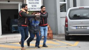 İzmir Karabağlar'da Bora İnan, babası Cihan İnan'ı tartışma sonucu sırtından
